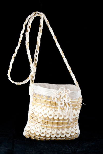 bolso anillas de latas plastico color marfil y oro