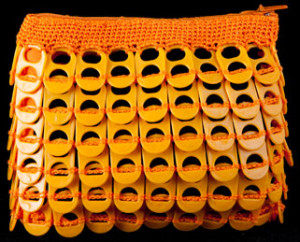 Monedero confeccionado con anillas de lata de plástico de color naranja.