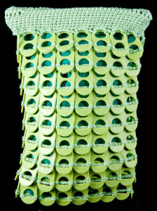 Monedero realizado con anillas de lata de plástico de color verde.